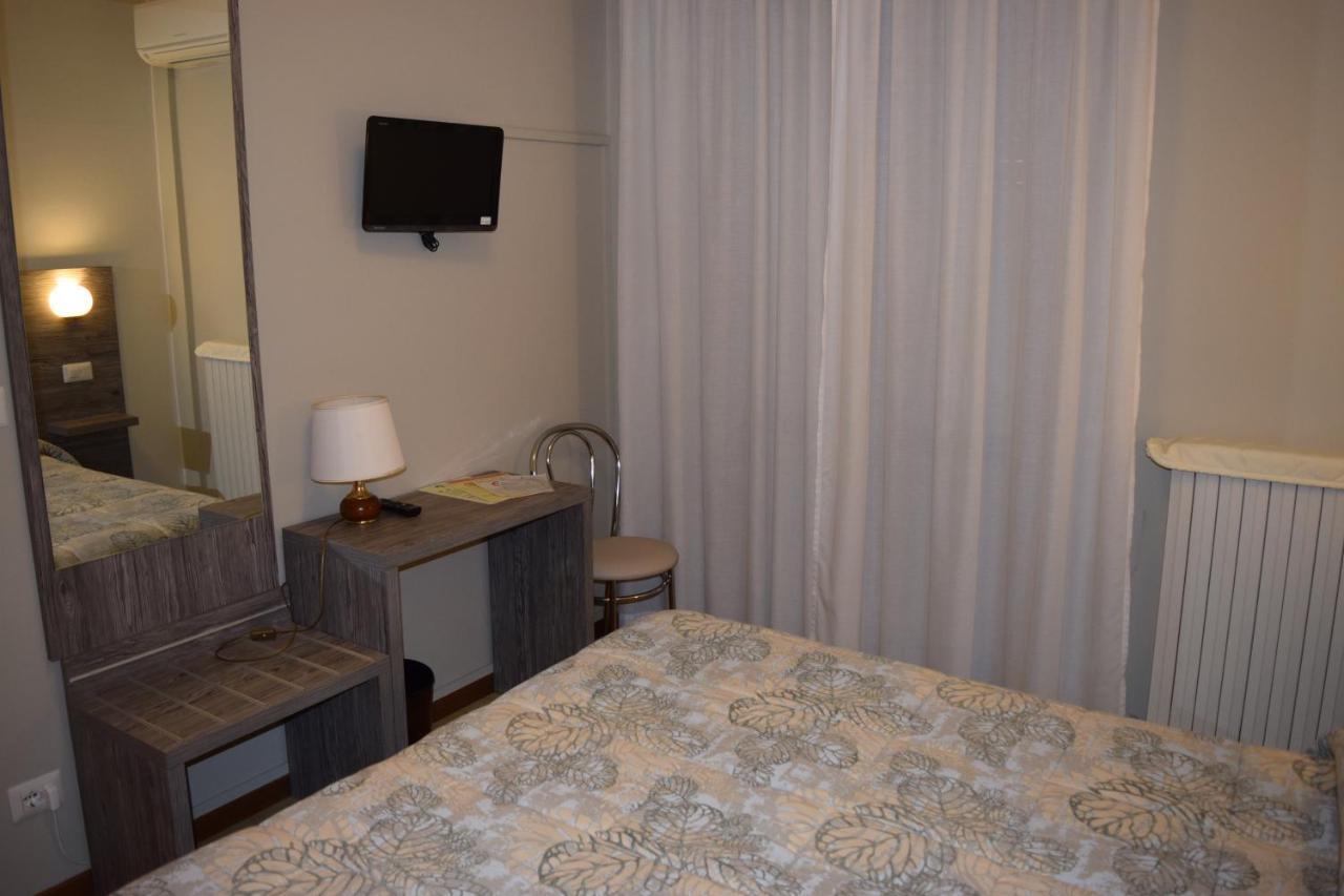 Hotel Pilotto 페스키에라델가르다 외부 사진
