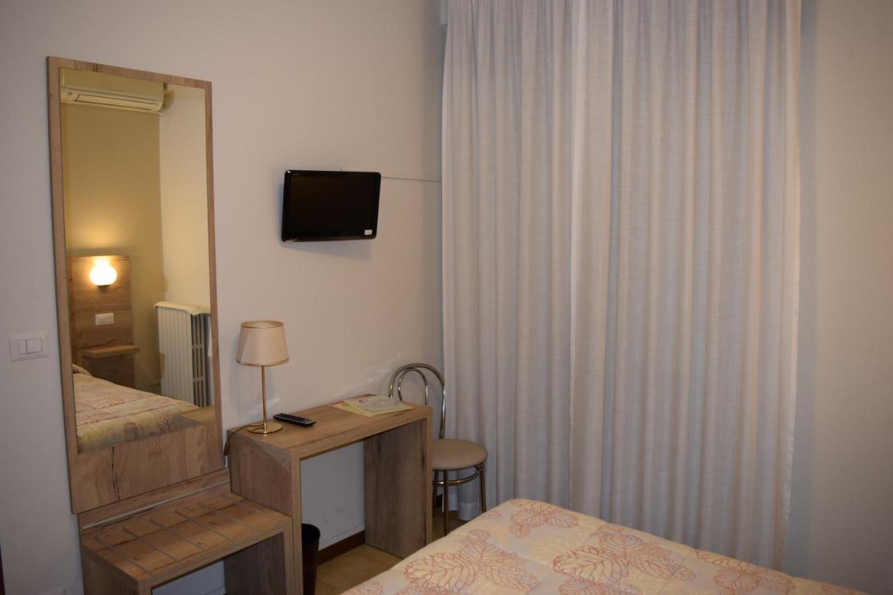Hotel Pilotto 페스키에라델가르다 외부 사진
